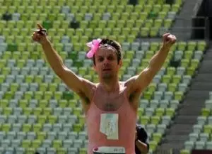 Roman Orzech biegnący w stroju baletnicy